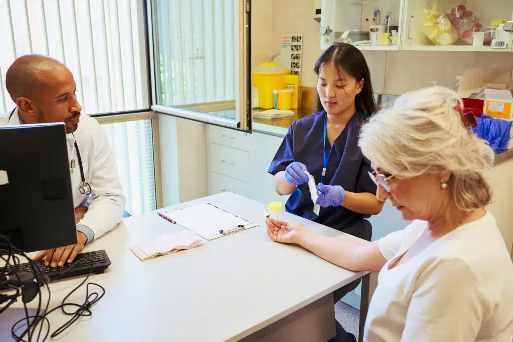 Toma de Muestras de Laboratorios Clinicos en Casa Bogota 1024x683 Médicos casa domicilio consultas bogotá
